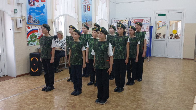 Прошел смотр строя и песни.